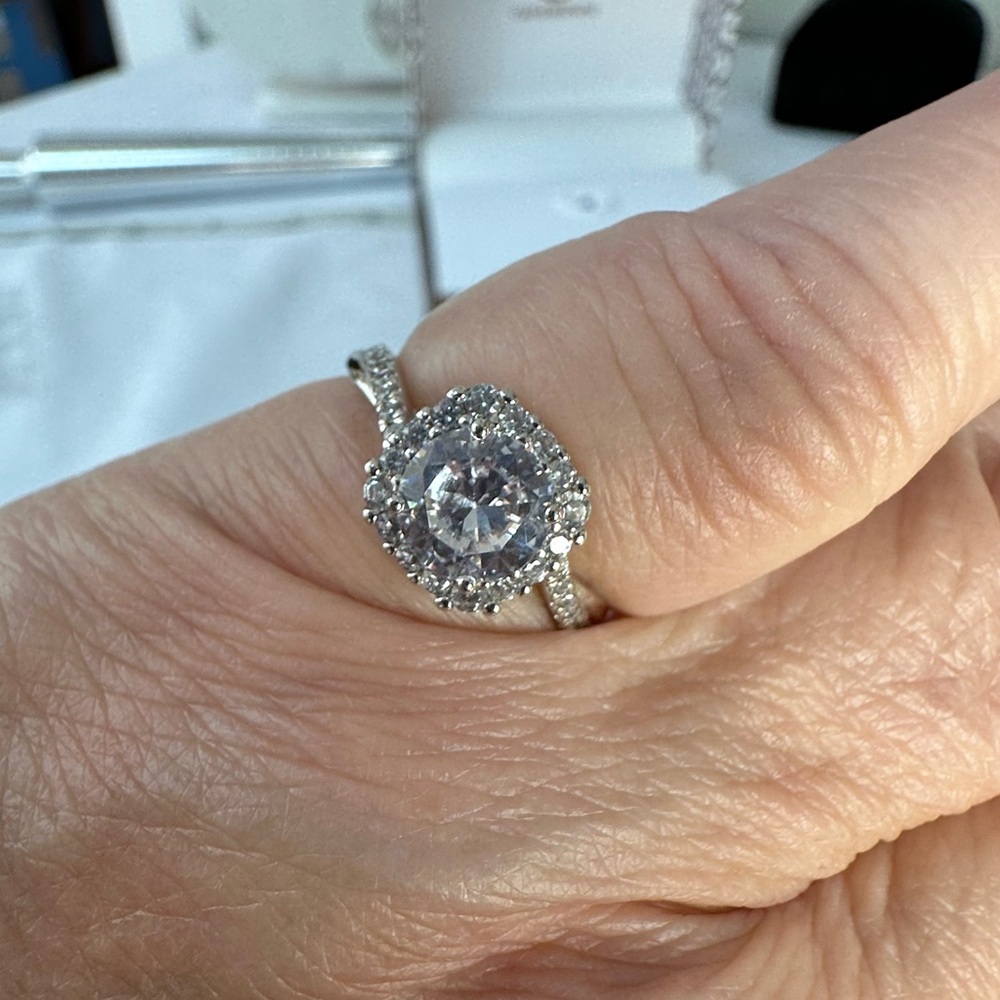 NWT Princess cut sparkly CZ Halo ring 925 silver Size 7